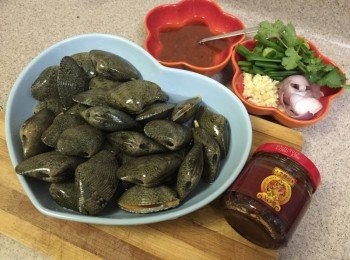 step2: 蔥切段，乾蔥頭切片，蒜切碎，芫茜洗淨備用，將醬汁混合備用