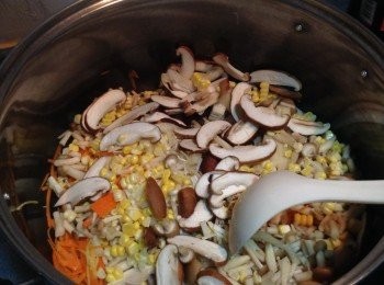 step4: 7， 放入金菇粒、舞菇粒、冬菇片、雲耳絲略炒倒入紹興酒。