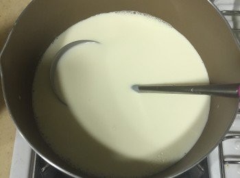 step2: 將牛奶與鮮奶油用小火加熱，並加入糖攪拌融化，
鍋邊冒泡泡就可以趕快關火了，不然沸騰會容易有燒焦味。
關火後將軟化的吉利丁片擠乾多餘水分，放入鍋中拌至溶解。