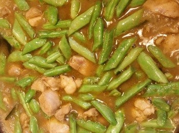 step2: 開鍋下1大匙油，下雞肉爆香，下青咖哩，下滚水。
水滚下檸檬葉，把葉用手撕開一半。
當雞煮至八成熟，下茄子及長豆再煮。