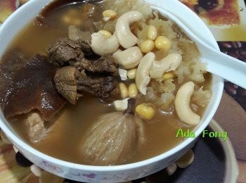 step1: 先將姬松茸浸洗，洗時記得睇下有冇沙藏在內邊，雪耳侵淋去頂部硬物展開，其他材料洗干淨，瘦肉汆水五分鐘，陳皮浸淋去瓤。