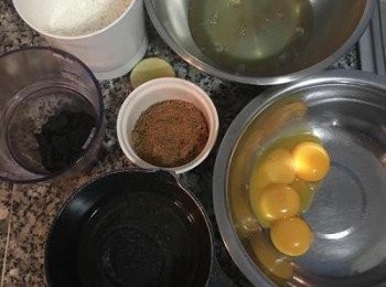 step1: 將所有材料秤好，蛋白與蛋黃分開，裝蛋白的盆子要注意不要沾到水或油或蛋黃喔～水和玄米油可以放在一起。黑芝麻打成細粉備用。