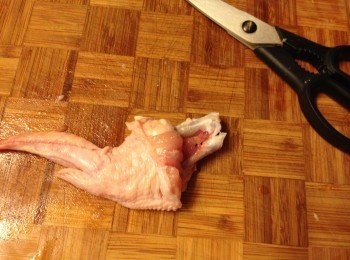 step2: 用剪刀慢慢剪開<a href="https://bit.ly/3zHU5V3" target="_blank" data-keyword="雞中翼" class="guide-link"><strong>雞中翼</strong></a> <span style="display:inline-block;vertical-align:middle;margin-top:-3px;color:initial;border-radius:3px;padding:2px 3px;font-size:12px;line-height:14px;background:#87d300;color:#fff;">即買</span> 的骨和肉