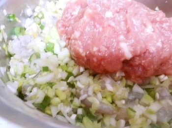 step2: 韭黃切末,蝦仁對切~與豬絞肉及所有調味料拌勻成內餡備用