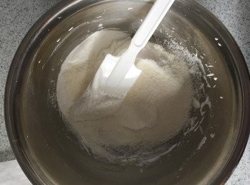 step3: 篩入粟粉，輕手拌匀。再加入椰絲輕輕攪匀。