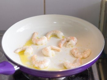 step2: 開中大火，燒熱鍋子，下 1 湯匙橄欖油，油熱後下蝦煎香表面，只需要煎到蝦的表面變色即可反面同樣煎至兩面都變色，不用煮太久