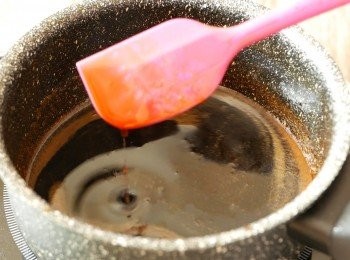 step5: 打開蓋子，取出薑和大蔥，加入黃冰糖，以中小火把照燒醬汁煮約15分鐘至濃稠，間中攪拌。