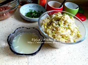 step6: 再繼續將餘下的大豆芽洗淨 , 剁碎及渣乾水份 , 渣出來的大豆芽水分開盛起