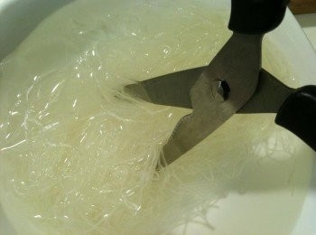 step5: (3) 步驟(1)的粉絲泡軟後，用料理剪刀將粉絲剪小段備用。