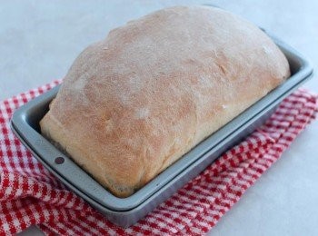 step6: 在麵糰表面灑少許麵粉，放入已預熱200度C的焗爐，焗約35至40分鐘即成！