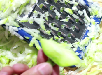 step2: 瓠瓜手切和刨絲, 吃起來的口感是不一樣的。
建議刨絲。
在處理瓠瓜時, 蒂梗都先留著, 在刨絲時順手又安全。