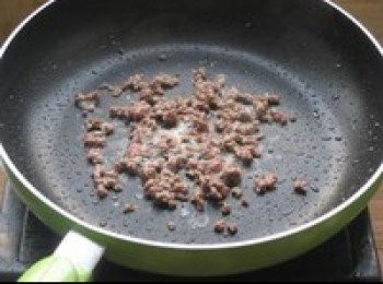step4: 再次倒入少許油到鍋中，油熱後放入牛肉碎煸炒，加入少許鹽和黑胡椒翻炒熟後盛出，同時，再加入少許油，打入雞蛋，製成單面熟的煎蛋備用