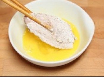 step6: 在<a href="https://bit.ly/3zHU5V3" target="_blank" data-keyword="雞翼" class="guide-link"><strong>雞翼</strong></a> <span style="display:inline-block;vertical-align:middle;margin-top:-3px;color:initial;border-radius:3px;padding:2px 3px;font-size:12px;line-height:14px;background:#87d300;color:#fff;">即買</span> 外再沾一層蛋液