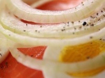 step3: 上面放上洋蔥圈，用黑胡椒做最後裝飾，完成