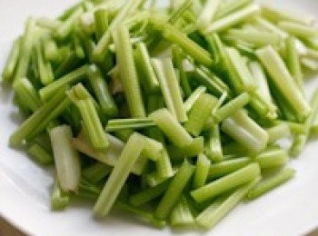 step1: 將芹菜去葉洗淨，分段切後，再切成小段。