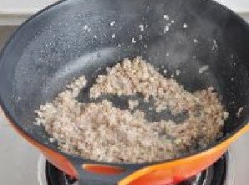 step4: 鍋內倒油，小火炒洋蔥蒜末，出香味後加入肉末中火炒至肉糜發白，繼續炒至出油。