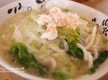 step4: 最後起鍋前，加入少許鹽巴和糖（鹽和糖等量）及1大匙米酒，拌勻後即可起鍋。享用前記得撒上少許白胡椒增添海鮮湯頭的風味喔！