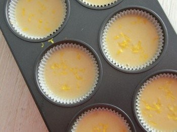 step3: 將麵糊平圴分裝至容器中，最後再灑上檸檬皮屑