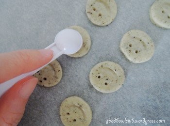 step7: 使用勺子轻轻按压，制作微笑～