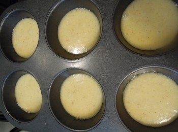 step7: 用擠花袋或湯匙舀進瑪芬模型，ㄧ半量即可。烤箱200度Ｃ預熱，190度Ｃ烤7分鐘，或烤到上面呈現金黃。