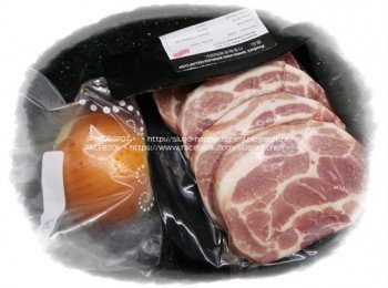 step1: 豬扒洗淨，抹乾水分，用刀背輕輕拍打數遍，加入醃料醃約30分鐘。