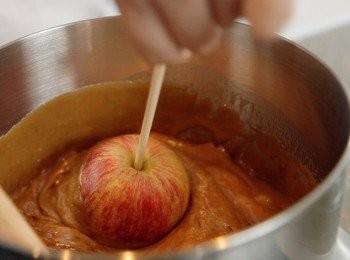 step5: 萍果下半浸入拖肥漿內取出，至表層包滿拖肥漿，待涼