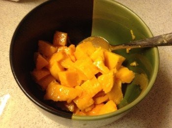 step1: 芒果去皮，切粒，放入雪櫃備用