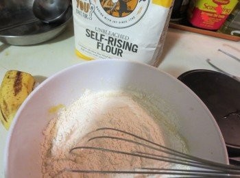 step3: 自發粉过篩，加入2的糊搅拌均匀。