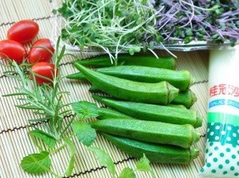 step3: 備料:秋葵、小番茄、綜合小豆芽菜、自己摘種的迷迭香與薄荷葉