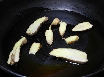 step2: 熱鍋，加入麻油爆香薑片