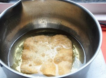 step3: 再將一片片餛飩皮下鍋油炸製兩面微為金黃，即可夾起