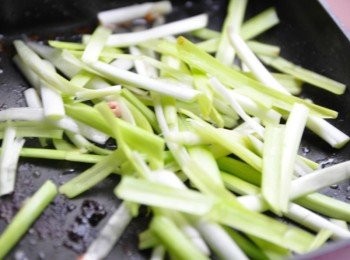 step6: 利用剩餘的醬汁將韭黃下鍋炒香