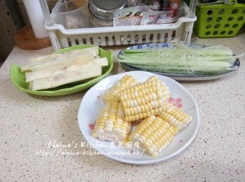step3: 粟米洗淨切段 , 粟米鬚及粟米外皮留起 , 竹庶洗淨切半