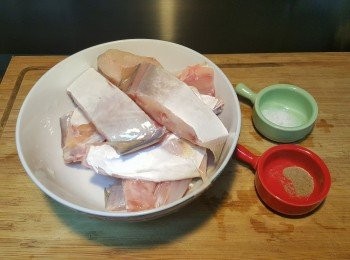 step2: 醃魚材料：
鹽 1茶匙
胡椒粉 半茶匙
沙鯭魚加入醃料醃15分鐘備用