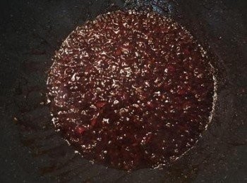 step7: 醬汁滾了後，倒入太白粉水做勾芡。