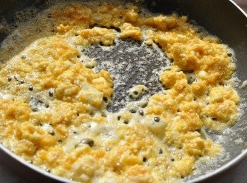 step8: 再放入2大匙熱油，將碎鹹蛋黃放入鍋中煸至起泡