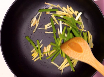 step3: 然後下蔥段爆香