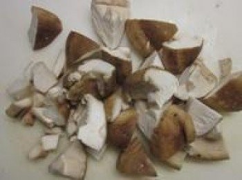 step1: 烤箱先以200度預熱. 去除香菇蒂再切成4~6小塊