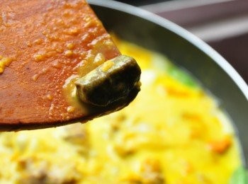 step8: 加入鮮奶一起滾煮，並放入一小塊綠咖哩