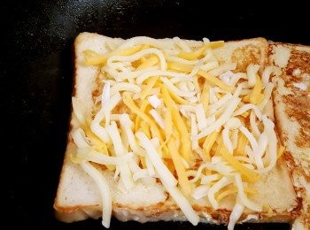 step3: 平底鍋加熱倒入適量油,將步驟2放入煎至兩面金黃 其中一片灑上乳酪絲(要轉小火喔)