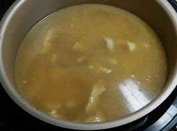 step6: 將炒好的米放入鍋內，加入6杯水(5杯水會比較硬，六杯水會比較軟)