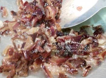 step3: 熱鍋下油先炒熟木耳絲