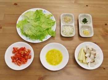 step1: 步驟1：
蛋打散成蛋液，蒜、薑與洋蔥洗淨切碎，巴西里切末，牛番茄和杏鮑菇洗淨切塊，玉米筍洗淨對切，萵苣洗淨並分成片狀備用。