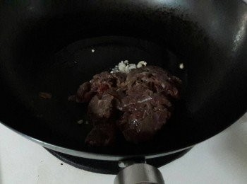 step3: 把醃好的牛肉加入