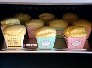 step8: 香噴噴的蛋糕出爐囉！（烤蛋糕的過程，麵糊會慢慢長高，真是太可愛惹~）