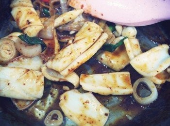 step4: 魷魚表面熟透後轉小火~~ 接著放入辣椒.蔥及<span class="group_2">調味料</span>炒至魷魚全熟關火!!! 倒入麻油拌勻撒上白芝麻即完成囉:)