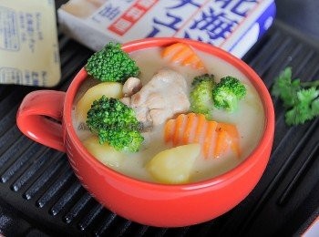 step11: 濃郁的湯頭裡有著多種蔬菜及鮮甜雞肉的美味,同時兼顧各種營養元素,喝了這一碗濃湯都讓冬天變溫暖了~~