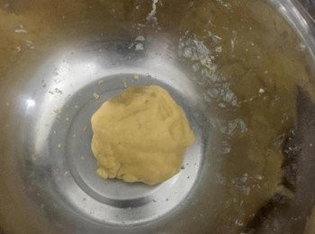 step1: 無鹽奶油室溫軟化，將<span class="group_1"><span class="group_2">餅皮</span></span>全部拌勻成一個麵團狀，鍋子用紙巾抹上一層薄薄的油比較不會黏鍋