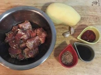 step2: 馬玲薯洗淨去皮備用。蒜頭切成末備用。<span class="group_3">醬汁</span>的材料亦可先備好! 另外將檸檬綠色外皮磨下來，最後要放在小排上的，請注意不要磨到白色的部份。
擺盤用的奇異果整顆去皮後切片,排在盤子上,四個角則放上對切的小蕃茄備用.