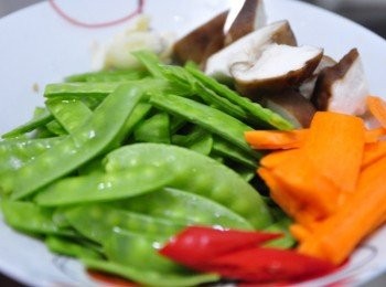 step2: 另外準備食蔬報香料:豌豆莢、鮮菇、紅蘿蔔切片、辣椒切段、蒜頭拍碎